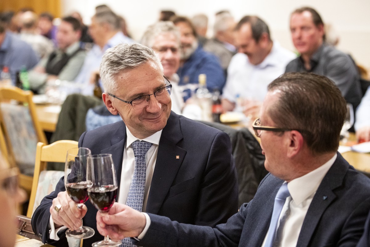 Nationalrat Andreas Glarner und Grossrat Rolf Jaeggi, von links, waehrend dem SVP Kantonalparteitag im Gasthof Ochsen in Lupfig am Mittwoch, 15. Januar 2019. (KEYSTONE/Alexandra Wey).