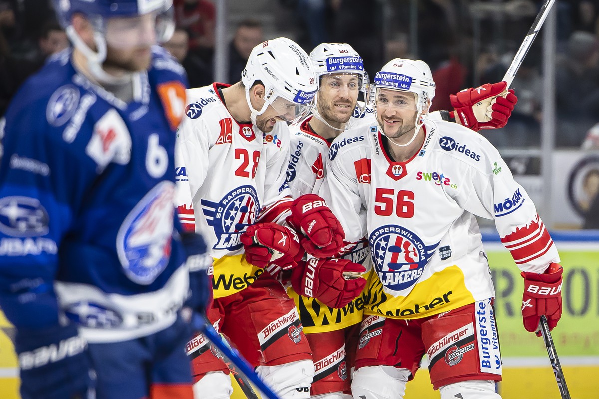 SC Rapperswil-Jona Lakers Maxim Noreau, rechts, jubelt mit Yannick-Lennart Albrecht, links, und Jordan Schroeder, Mitte, nach seinem Tor zum 0:2 im Eishockeyspiel der National League zwischen den ZSC  ...