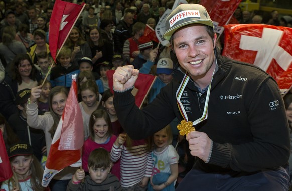 Abfahrtsweltmeister Beat Feuz wird von seinen Fans empfangen am Freitag, 17. Februar 2017, in Bumbach. (KEYSTONE/Alexandra Wey)