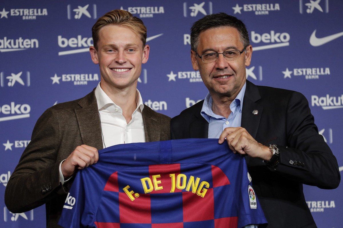 Dutch soccer player Frenkie de Jong, left, poses with FC Barcelona's President Josep Maria Bartomeu during his official presentation at the Camp Nou stadium in Barcelona, Spain, Friday, July 5, 2 ...