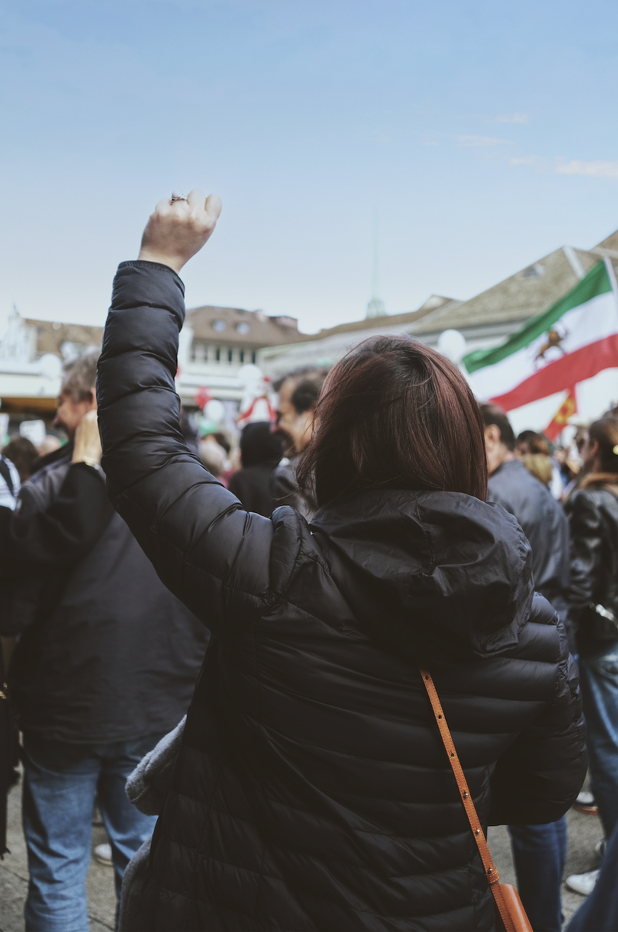 Banoo ruft an der Iran-Demo auf der Rathausbrücke den Protestruf «Frau, Leben, Freiheit».