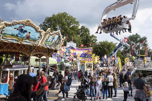 Besucher vergnuegen sich auf den Bahnen an der Knabenschiessen Chilbi auf dem Zuercher Albisguetli, aufgenommen am Samstag, 7. September 2019, in Zuerich. (KEYSTONE/Ennio Leanza).