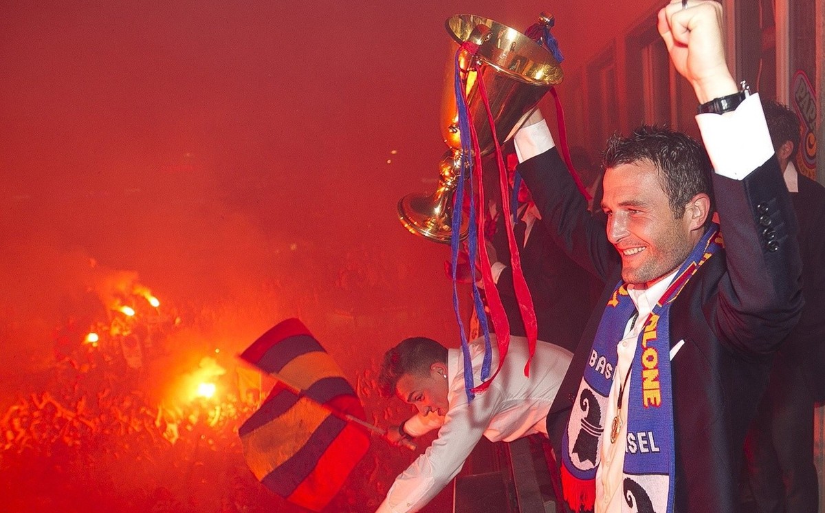 Alex Frei präsentiert den Fans auf dem Barfi 2011 den Meisterpokal.
