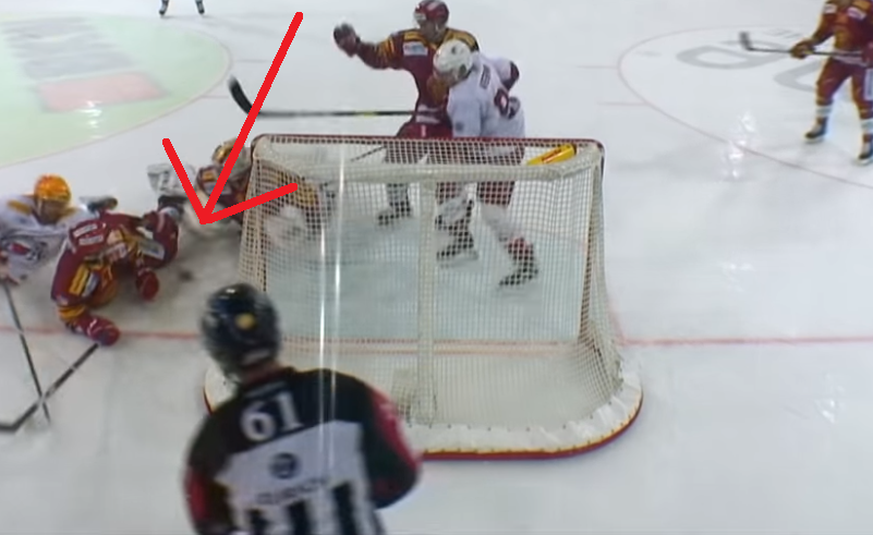 Dustin Jeffrey spediert den Puck mit der Hand vors Tor.