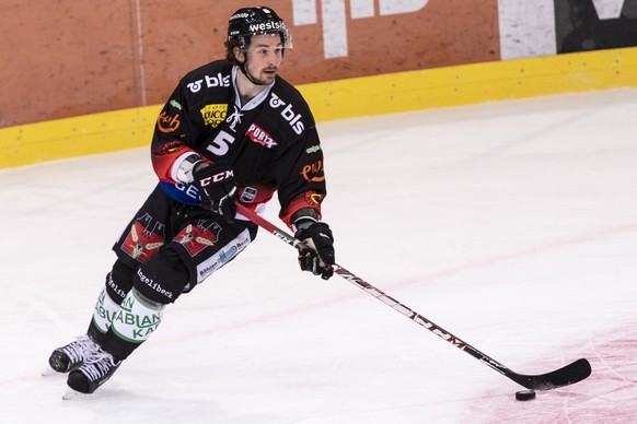 Berns Adam Almquist fuehrt den Puck im dritten Eishockey Playoff-Viertelfinalspiel der National League zwischen dem SC Bern und dem Geneve-Servette HC am Donnerstag, 14. Maerz 2019 in der Postfinance  ...