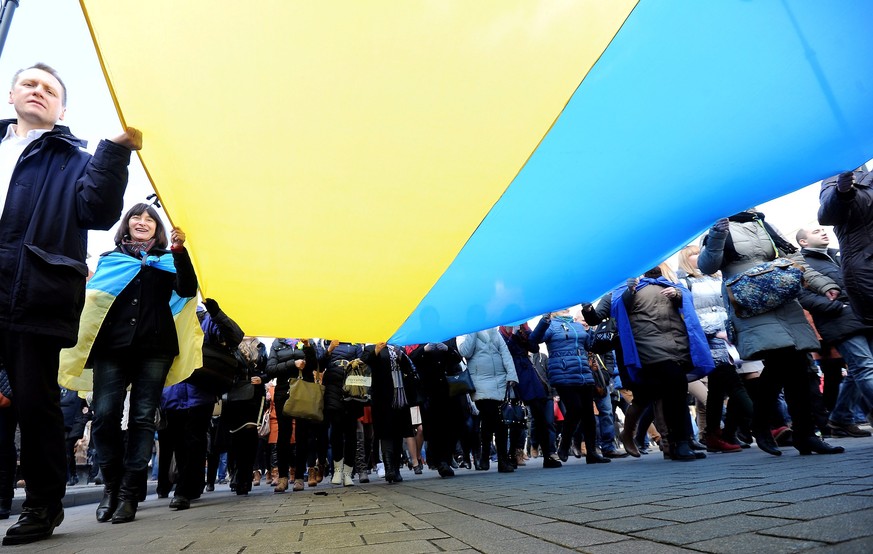 epa04097504 Several hundred Polish people take part in a demonstration in the center of Warsaw, Poland, 23 February 2014, in support of anti-government protest in Kiev (Ukraine). EPA/Grzegorz Jakubows ...