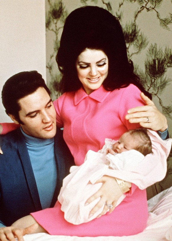 Elvis Presley, Priscilla Presley, leaving the Baptist Hospital, Memphis, Tennessee, with their daughter Lisa-Marie, born at the hospital on February 1, 1968. File Reference 33635_703CPC PUBLICATIONxIN ...