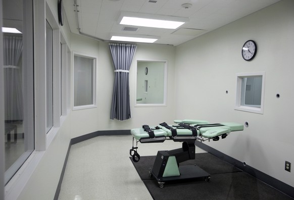 FILE - This Sept. 21, 2010 file photo shows the death chamber of the new lethal injection facility at San Quentin State Prison in San Quentin, Calif. A California district attorney won&#039;t seek a n ...