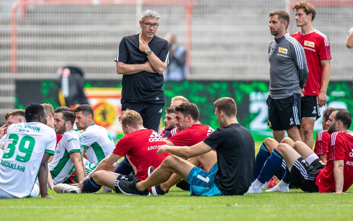 10.07.2021, Berlin: Fu�ball: Testspiele, 1. FC Union Berlin wei� - 1. FC Union Berlin rot, Stadion An der Alten F�rsterei. Trainer Urs Fischer (l) von Union Berlin l�uft nachdenklich an seinen Spieler ...