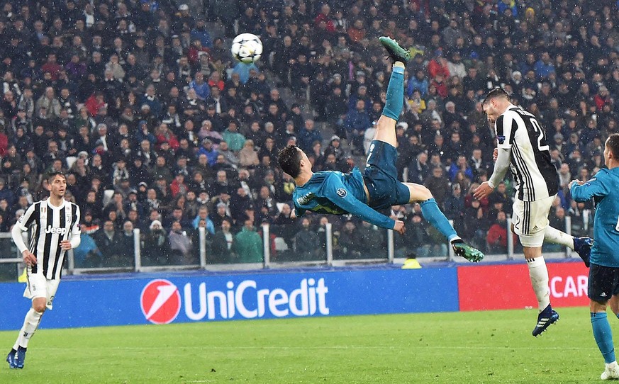 ARCHIVBILD ZUM WECHSEL VON CRISTIANO RONALDO ZU JUVENTUS TURIN --- epa06644064 Real Madrid&#039;s Cristiano Ronaldo (C) scores the 2-0 goal during the UEFA Champions League quarter final first leg soc ...