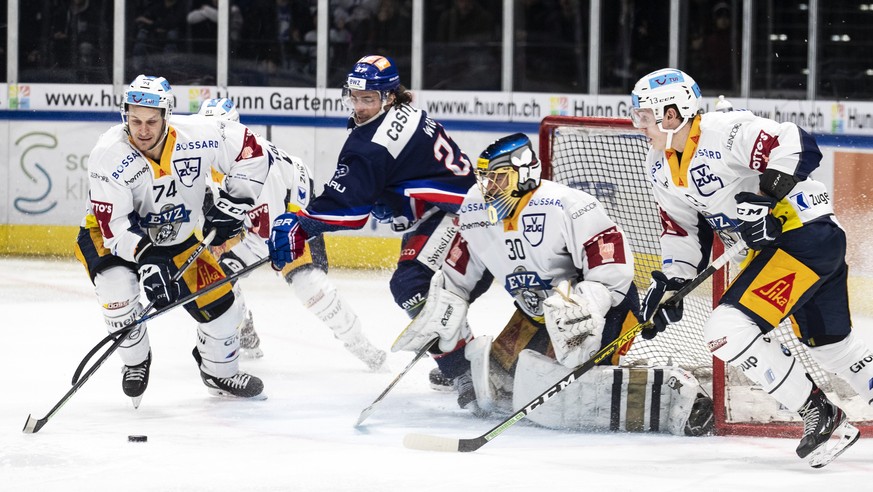 Zugs Johan Morant, Zuerichs Roman Wick, Zugs Torhueter Leonardo Genoni und Zugs Dario Wuethrich, von links, beim Eishockey Meisterschaftsspiel der National League zwischen den ZSC Lions und dem EV Zug ...