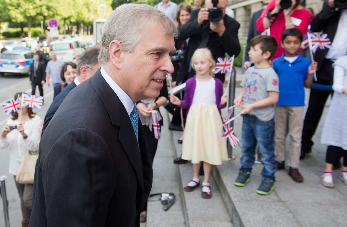 Grossbritanniens Prinz Andrew, Herzog von York, vor dem Staatsmuseum Hannover in Deutschland. Die Nummer fünf in der Thronfolge gilt als «Skandalprinz».