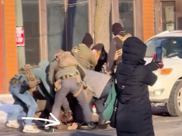 Bundesagenten ringen Alex Pretti zu Boden, kurz bevor sie ihn erschiessen. 24. Januar 2026.