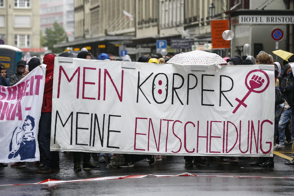 Demonstranten protestieren gegen die Kundgebung "Marsch fuers Laebe", am Samstag, 17. September 2016 in Bern. Der Marsch fuers Laebe gegen Abtreibungen wird regelmaessig von christlich-konse ...