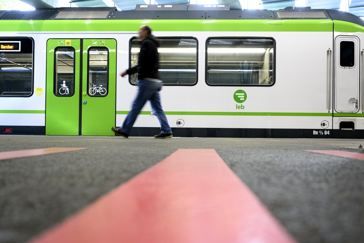 Le logo du train LEB (Lausanne-Echallens-Bercher) des Transports publics lausannois (TL) photographie ce mercredi 1 octobre 2025 a Lausanne. (KEYSTONE/Laurent Gillieron)