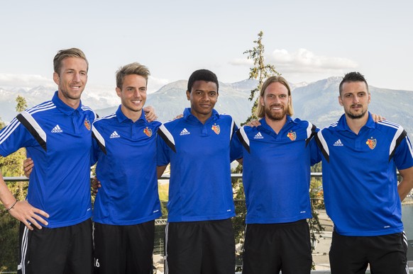 Die neuen Spieler Marc Janko, Daniel Hoegh, Manuel Akanji, Michael Lang und Zdravko Kuzmanovic, von links, posieren fuer ein Gruppenfoto auf der Terrasse des Hotel Crans Ambassador waehrend einigen Tr ...