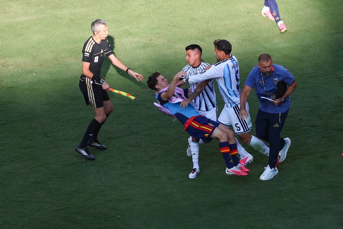 FIFA World Cup, WM, Weltmeisterschaft, Fussball 2026 Final: Spain v Argentina NEW YORK, USA - 19th July 2026: Leandro Paredes of Argentina involved in a fracas with Gavi of Spain after the FIFA World  ...