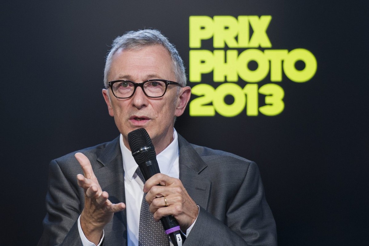 Journalist Peter Rothenbuehler spricht an der Prix Photo 2013 Verleihung am Dienstag, 17. September 2013, im Schiffbau in Zuerich. Am Wettbewerb beteiligten sich 150 Profi- und Nachwuchsfotografinnen  ...