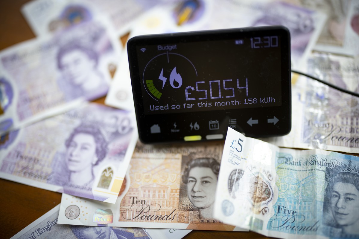epa09977105 A smart energy meter, used to monitor gas and electricity use, is pictured in a home in London, Britain, 26 May 2022. Britains Chancellor of the Exchequer Sunak set out plans to combat ris ...