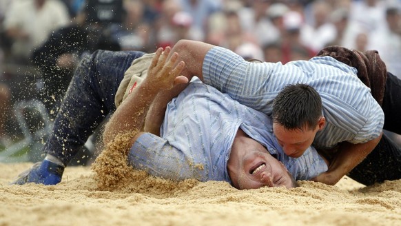 Schwinger Joerg Abderhalden, unten ringt gegen Kilian Wenger am Eidgenoessischen Schwingfest in Frauenfeld am Sonntag, 22. August 2010. Das Eidgenoessische Schwingfest in Frauenfeld dauert vom 21. bis ...