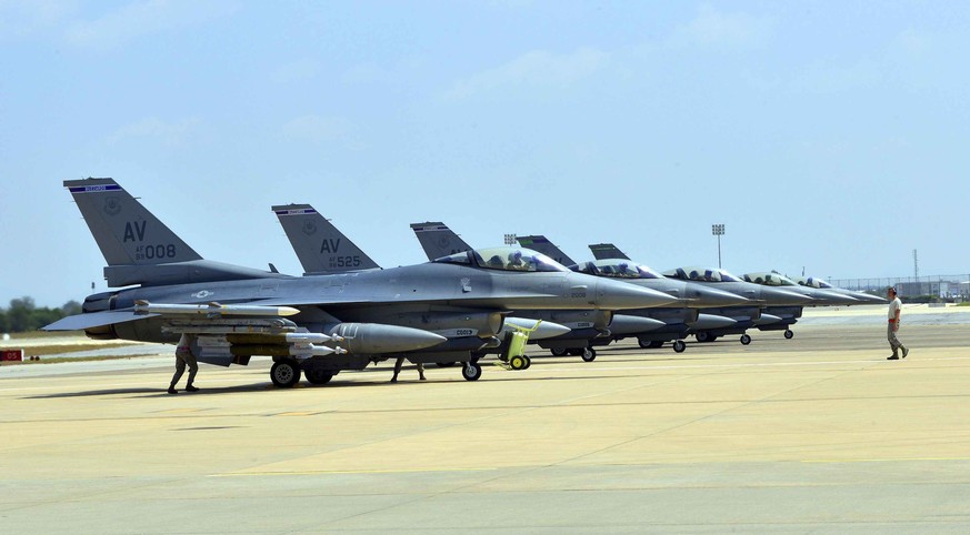 Amerikanische F-16-Kampfflugzeuge auf der NATO-Stützpunkt Aviano in Norditalien.