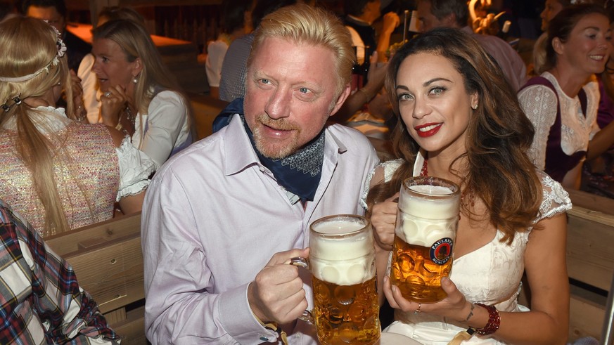 epa05547865 A picture made available on 19 September 2016 shows Boris Becker (L) and his wife Lilly posing with a beer at the Kaefer tent at Oktoberfest in Munich, Germany, 18 September 2016. The 183r ...