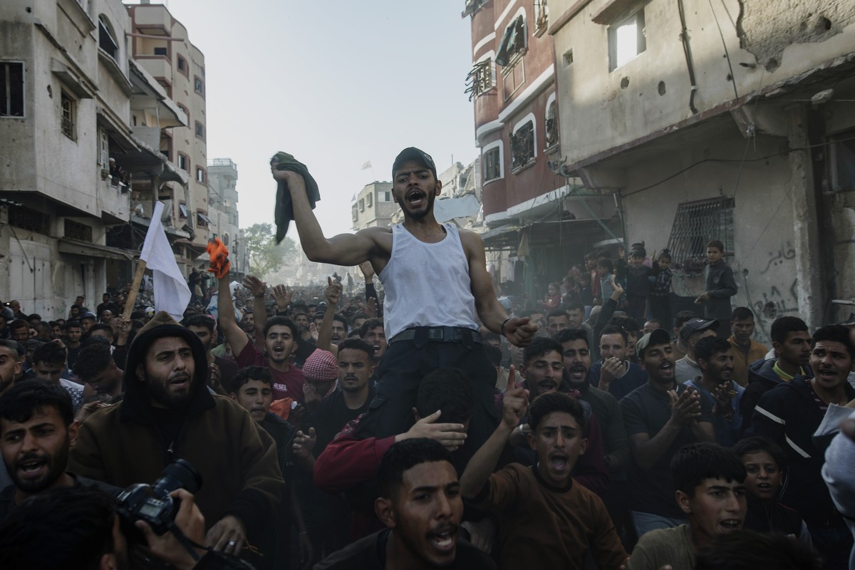 epa11989725 Palestinians chant anti-Hamas slogans as they rally to demand an end to the ongoing Israel-Hamas war, in Beit Lahia, northern Gaza Strip, 26 March 2025. More than 50,000 Palestinians and o ...