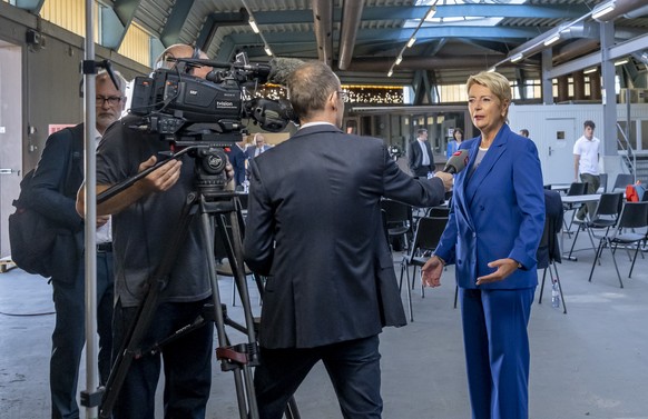 KEYPIX - Bundesraetin Karin Keller-Sutter, Departementsvorsteherin EFD, rechts, bei einem Interview an einer Medienkonferenz des Bundesamts fuer Zoll und Grenzsicherheit zum Abschluss des Digitalisier ...