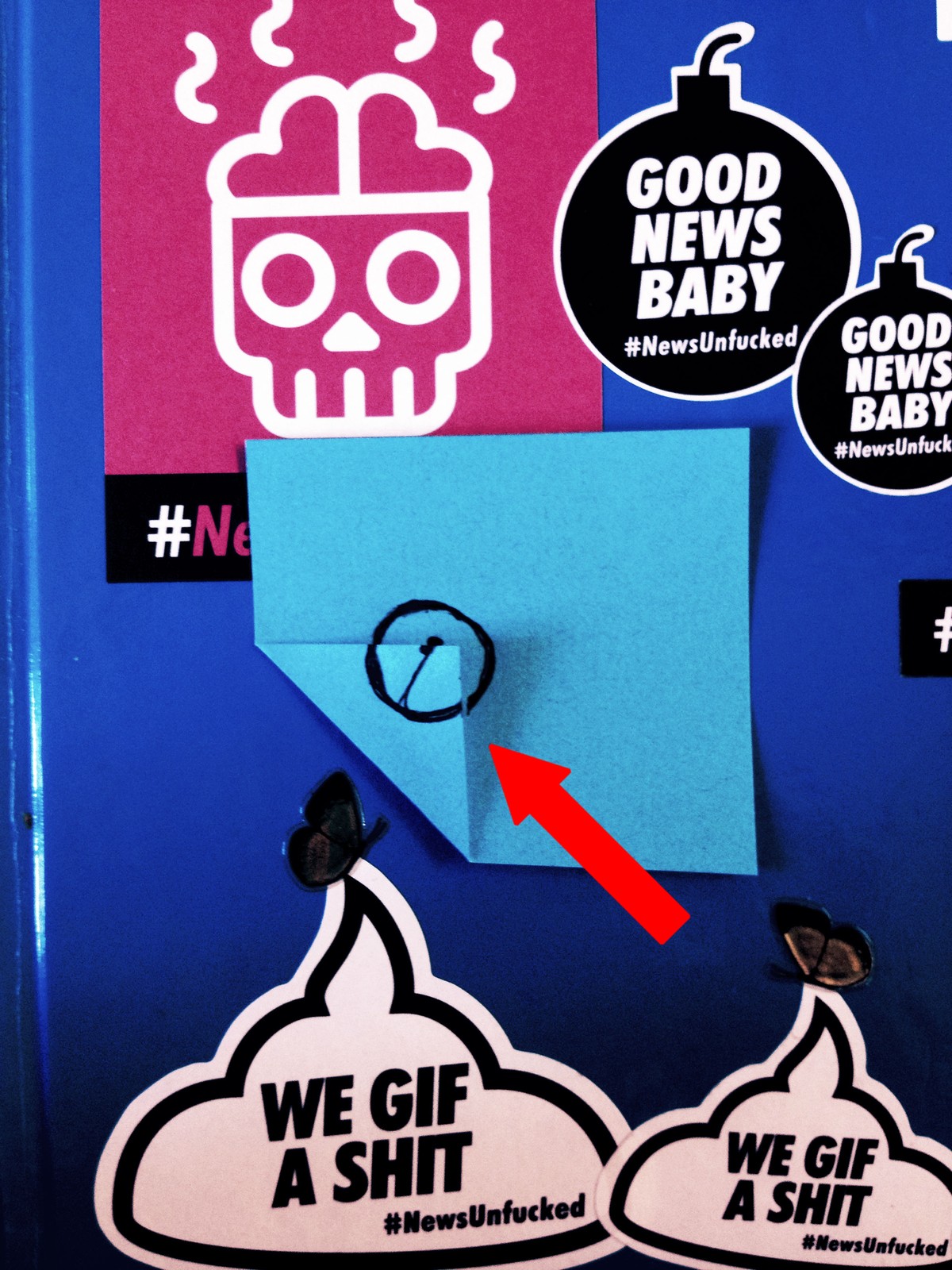 Die Lösung ist eigentlich simpel: Falte die eine Ecke des Papiers nach vorne und zeichne den halben Kreis. Dann fahr der gefalteten Ecke entlang in die Mitte des Kreises, male den Punkt und geh mit de ...