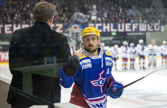 EHC Kloten Cheftrainer Kevin Schlaepfer, links, gratuliert Stuermer Vincent Praplan zum Siegestor nach dem Penaltyschiessen im Eishockey-Meisterschaftsspiel der National League zwischen dem EHC Kloten ...