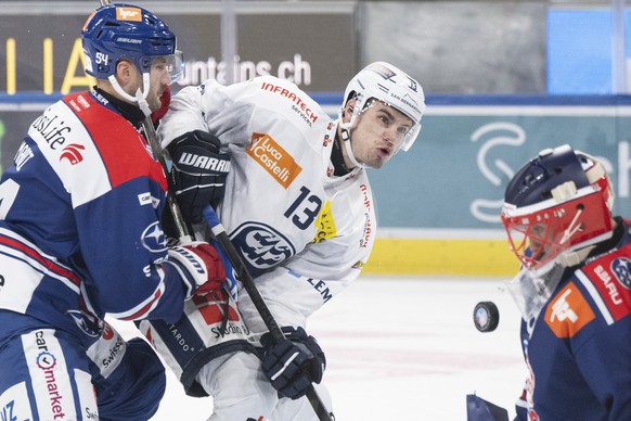 Manix Eric Landry (HCAP) (links) kaempft um den Puck mit Torhueter Simon Hrubec (ZSC) (rechts) im Spiel der Eishockey National League zwischen ZSC Lions, ZSC, und HC Ambri-Piotta, HCAP, vom Freitag, 2 ...