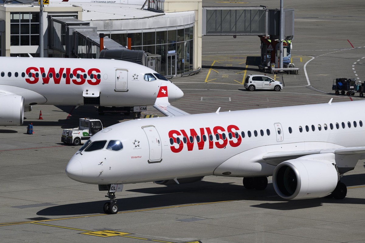 Ein Airbus A220-300 der Swiss auf dem Rollfeld des Flughafen Genf, fotografiert am Freitag, 8. Mai 2026 in Genf. (KEYSTONE/Christian Beutler)