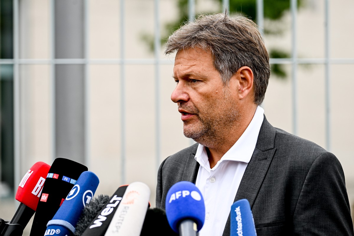 epa10135950 Minister for Economic Affairs and Climate Protection Robert Habeck gives a press statement after the German federal government's wee?kly cabinet meeting in Berlin, Germany, 24 August  ...