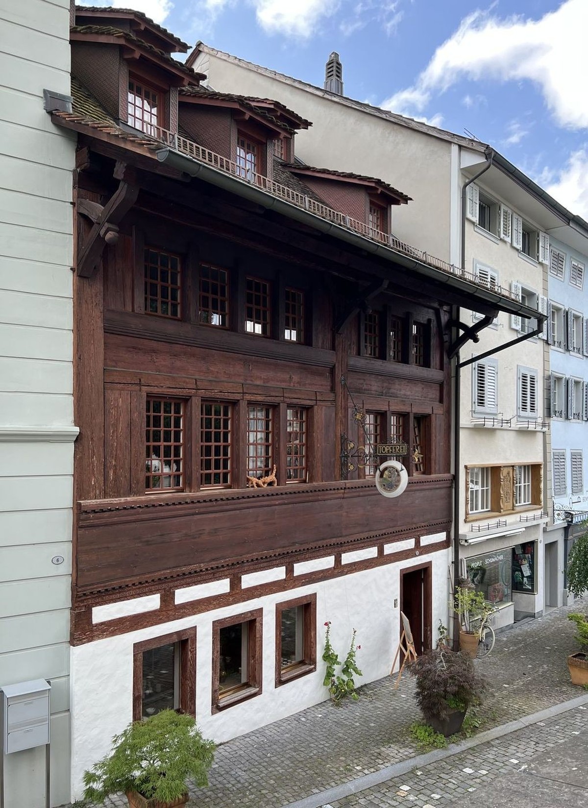 Willisau, Müligass 5. Über dem gemauerten Erdgeschoss erhebt sich eine für damals typische Konstruktion aus senkrechten Ständern und waagrechten Bohlen, eine Bauform, die später vom Riegelbau abgelöst ...