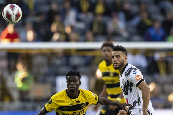 YBs Ebrima Colley, links, im Duell mit Mahmoud Belhadj im Fussball Meisterschaftsspiel der Super League zwischen den Berner Young Boys und dem FC Lugano, am Sonntag, 24. September 2023, im Wankdorf St ...