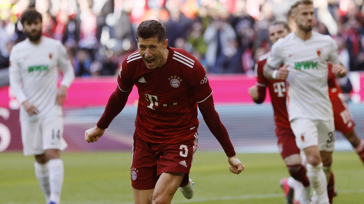 epa09880502 Munich's Robert Lewandowski celebrates after scoring the 1-0 penalty goal during the German Bundesliga soccer match between FC Bayern Munich and FC Augsburg in Munich, Germany, 09 Apr ...
