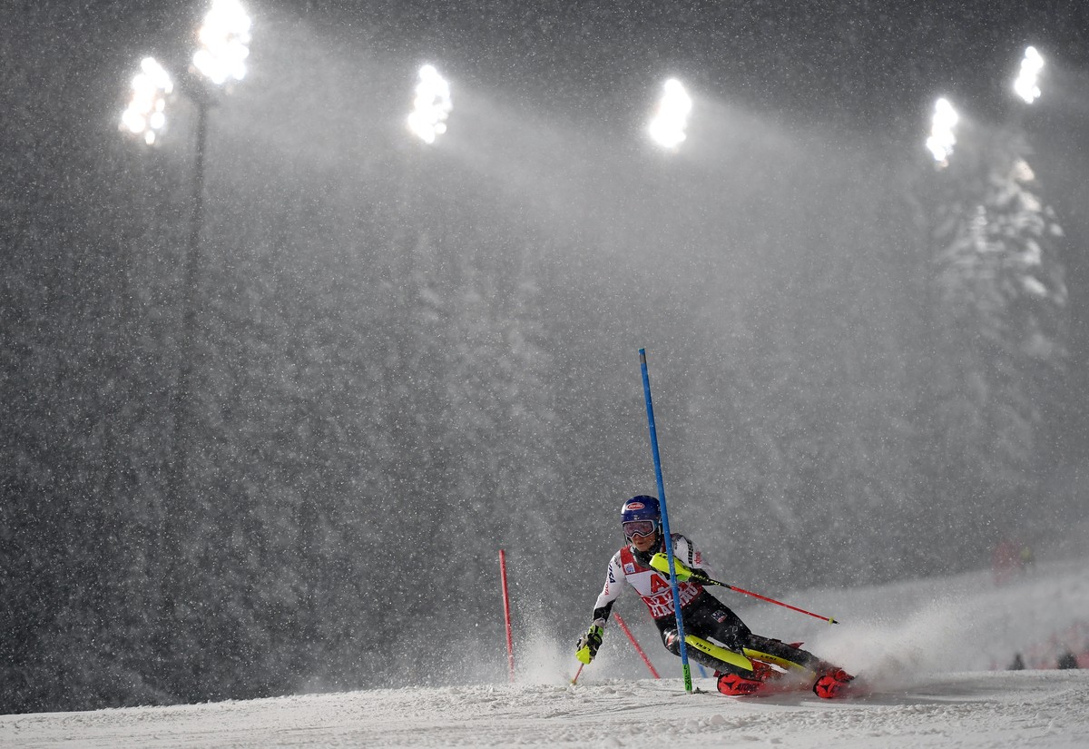 epa07269792 Mikaela Shiffrin of the US clears a gate during the first run of the Women's Slalom race at the FIS Alpine Skiing World Cup in Flachau, Austria, 08 January 2019. EPA/CHRISTIAN BRUNA