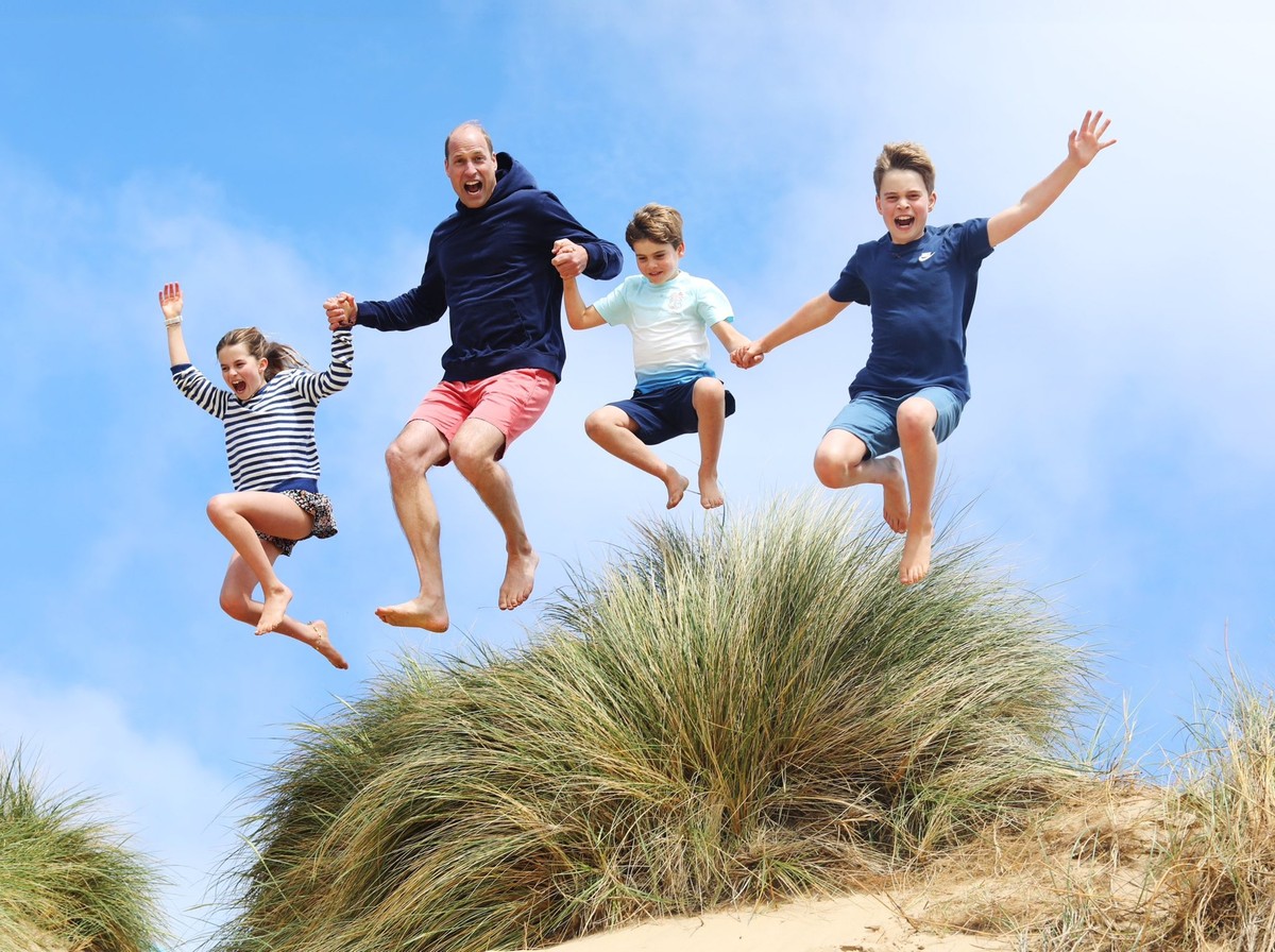 Le prince William et son «gang», comme il l'appelle, sautillant joyeusement sur la plage de Norfolk. Kate a publié l'image vendredi sur les réseaux sociaux pour les 42 ans de son mari.