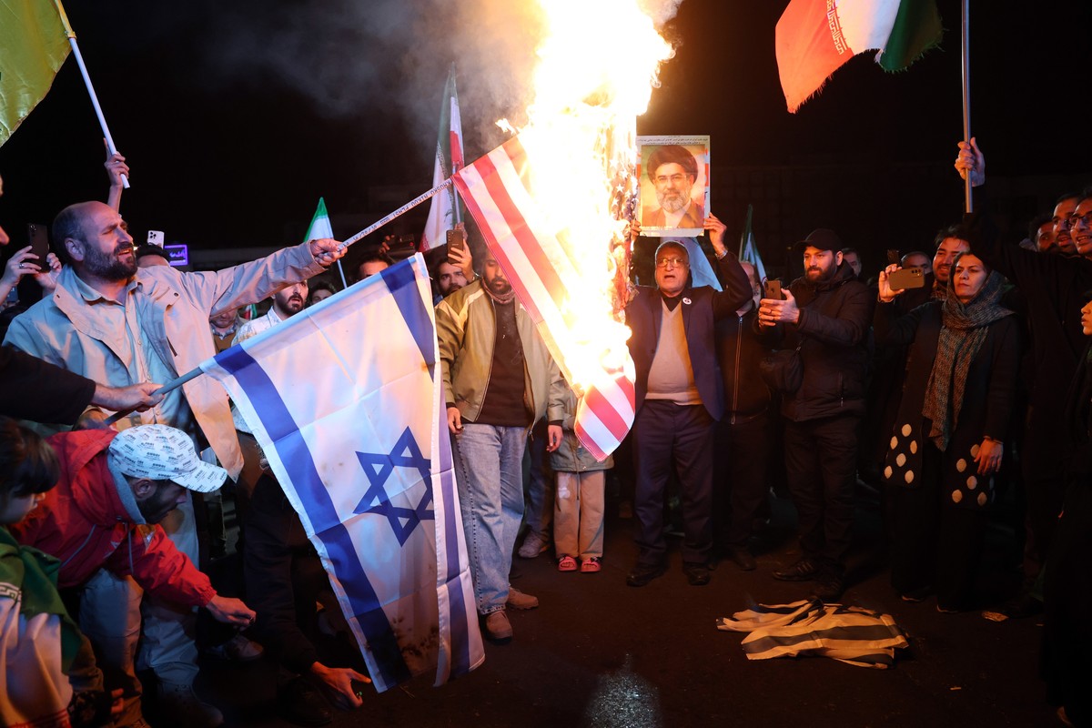 KEYPIX - IRAN USA KRIEGepa12874338 Iranians burn U.S. and Israeli flags during a demonstration following the announcement of a two-week ceasefire at Enghelab Square in Tehran, Iran, 08 April 2026. Ira ...