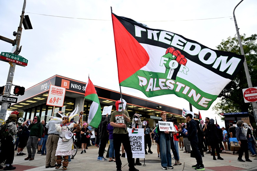 Pro-Palestinian demonstrators waves a flags and hold signs during a protest before an Ed Sheeran concert in Philadelphia, Saturday, Sept. 18, 2026. (AP Photo/Allie Ippolito)
Macklemore Ed Sheeran