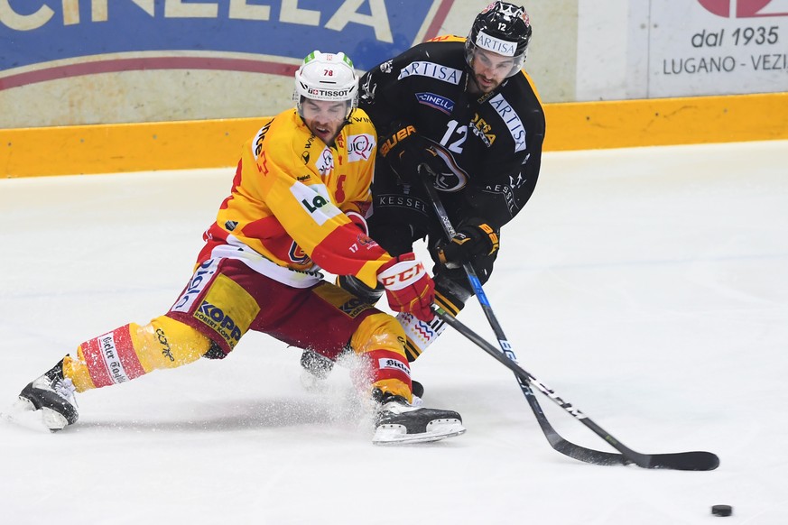 Biel&#039;s player Marc-Antoine Pouliot, left, fights for the puck with LuganoÕs player Luca Cunti, right, during the second match the semifinal of National League Swiss Championship 2017/18 between H ...