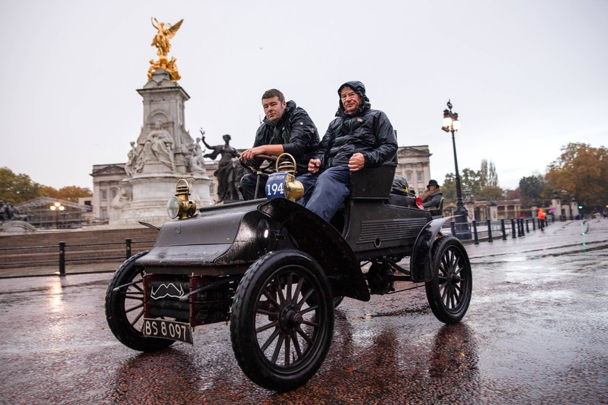 November 2, 2025, London, United Kingdom: A Flint veteran car drives past the Queen Victoria Memorial. The annual RAC London to Brighton Veteran Car Run, founded in 1896, is the world s longest-runnin ...