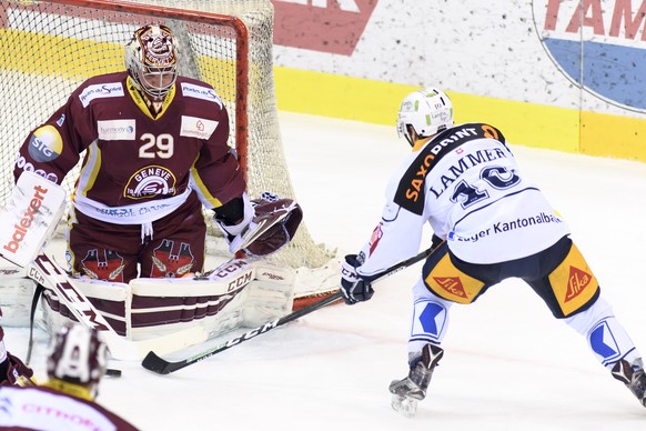 Le joueur Zougois, Dominic Lammer, droite, a la lutte pour le puck avec le gardien Genevois, Robert Mayer, gauche, lors du 4eme match du quart de finale de play off du championnat suisse de hockey sur ...