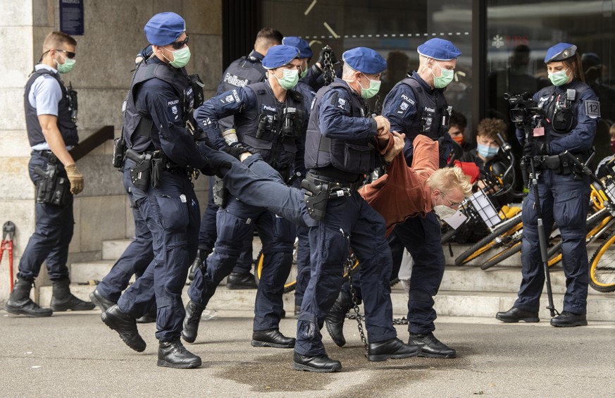 Menschen der Gruppierung von &quot;Rise Up for Change&quot; werden bei der Besetzung unter dem Motto &quot;Transparenz aller Finanzfluesse&quot; am Paradenplatz mit den Privatbanken Credit Suisse und  ...