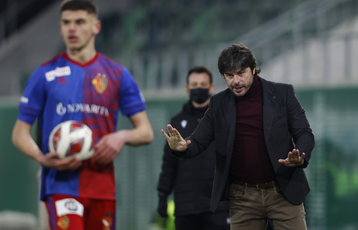 Basels Cheftrainer Ciriaco Sforza gibt Anweisungen beim Fussball-Qualifikationsspiel der Raiffeisen Super League am Samstag, 27. Februar 2021, im Stadion Kybunpark in St. Gallen. (KEYSTONE/Christian M ...