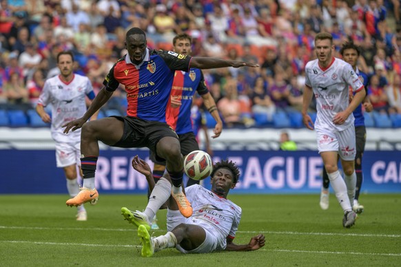 Basels Jean-Kevin Augustin, links, gegen Winterthurs Alexandre Jankewitz, rechts, im Fussball Meisterschaftsspiel der Regular Season der Super League zwischen dem FC Basel 1893 und dem FC Winterthur i ...