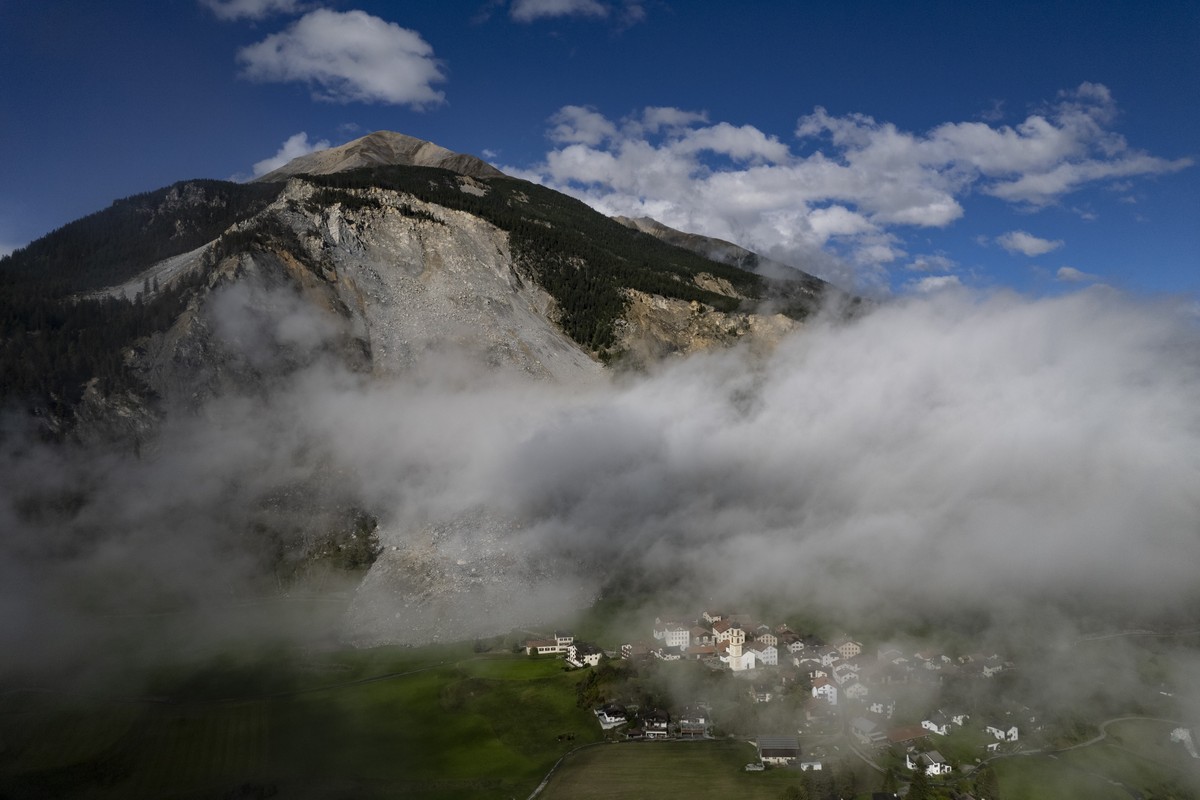 Das Dorf Brienz/Brinzauls, aufgenommen am Dienstag, 23. September 2025. Das Dorf Brienz ist seit Monaten von einem Bergsturz bedroht. Die Bewohner sind daher evakuiert. Bis Ende September koennen sie  ...