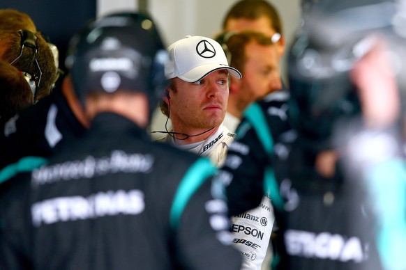 Ein sichtlich enttäuschter Rosberg verfolgt das Rennen am Bildschirm.