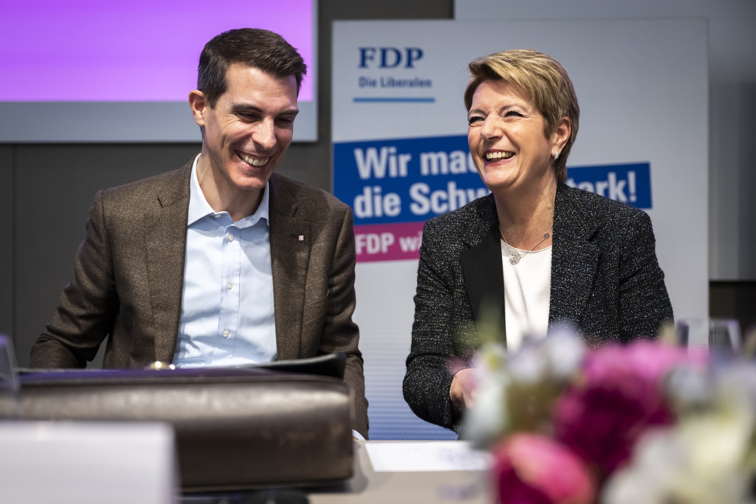 Bundespraesidentin Karin Keller-Sutter, rechts, und Thierry Burkart, Parteipraesident der FDP, links, lachen nach der Delegiertenversammlung der FDP Die Liberalen Schweiz, am Samstag, 18. Januar 2025  ...