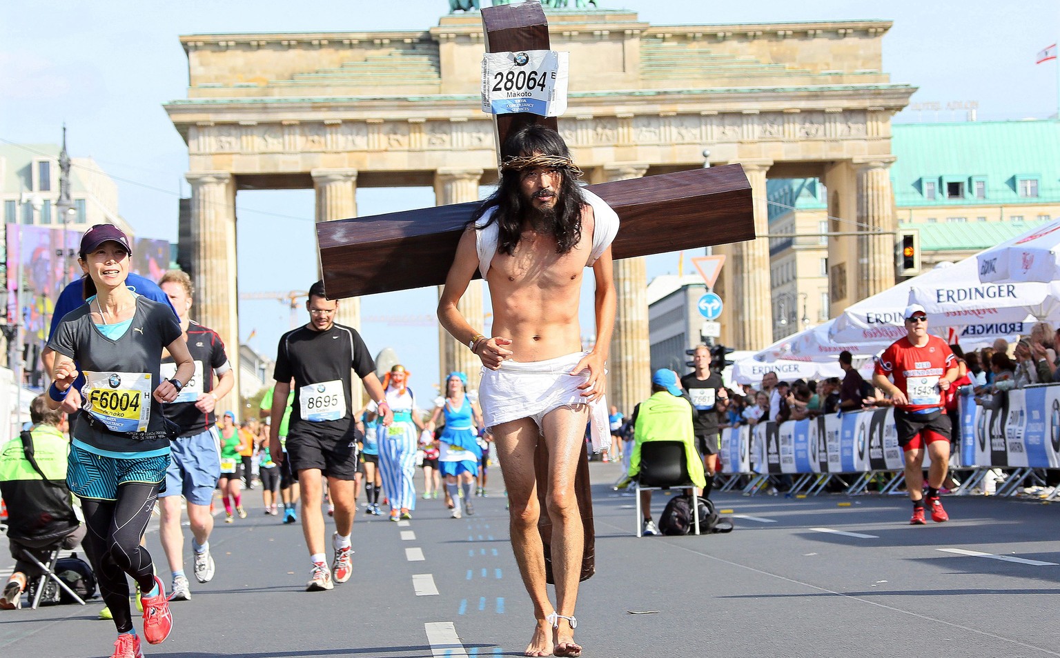 Da staunen sie alle: Der Japaner Makuto läuft als Jesus verkleidet den Berliner Marathon.